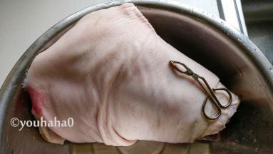 看似白净光滑的猪肘子，表面上还有很多细小的毛，此时最好用的工具就是镊子，修眉毛用的镊子，可以连根拔出，比用烧热的火钩子去烫要好用很多，然鹅就是费时间