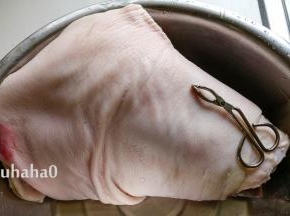 看似白净光滑的猪肘子，表面上还有很多细小的毛，此时最好用的工具就是镊子，修眉毛用的镊子，可以连根拔出，比用烧热的火钩子去烫要好用很多，然鹅就是费时间