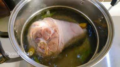 烧开一锅热水，水里放入一点葱段、姜片，放入处理干净的猪肘子煮，煮出浮沫为止