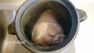另起一砂锅，放入卯水后的肘子，砂锅或其他的锅一定要够大