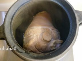 另起一砂锅，放入卯水后的肘子，砂锅或其他的锅一定要够大