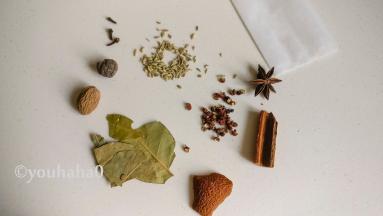 准备香料：八角、桂皮、花椒、丁香、茴香、草蔻、肉蔻、香叶、陈皮，同时准备一个茶包用来装香料