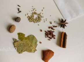 准备香料：八角、桂皮、花椒、丁香、茴香、草蔻、肉蔻、香叶、陈皮，同时准备一个茶包用来装香料