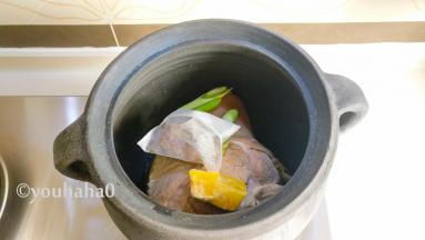 香料包放入砂锅中，放入葱段、姜汁（鲜姜榨出的汁冷冻保存）