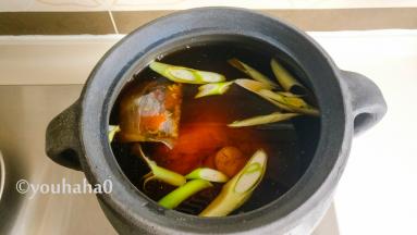 放入温水没过猪肘子，放入适量的料酒、老抽，开中火烧开