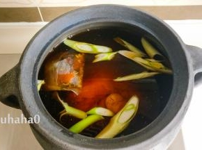 放入温水没过猪肘子，放入适量的料酒、老抽，开中火烧开