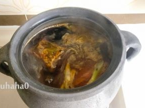 开锅后转小火慢炖，砂锅会一直保持沸腾的状态，盖好砂锅的盖子，炖2个半小时