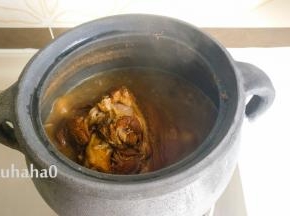 2个半小时后，砂锅中的水消耗掉一部分，看水位差不多消耗掉1/3，此时可以关火