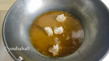 另起炒锅，放入适量的炖肘子的汤汁，放入生抽、冰糖小火烧开