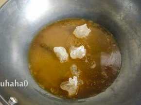 另起炒锅，放入适量的炖肘子的汤汁，放入生抽、冰糖小火烧开