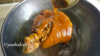 小心放入肘子慢炖入味，锅中的汤汁用饭勺不停的浇在肘子上，汤汁开始变浓稠的时候，小心的将肘子装盘中，此时的肘子已经非常软烂，动作幅度大一点的话担心会脱骨