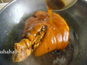 小心放入肘子慢炖入味，锅中的汤汁用饭勺不停的浇在肘子上，汤汁开始变浓稠的时候，小心的将肘子装盘中，此时的肘子已经非常软烂，动作幅度大一点的话担心会脱骨