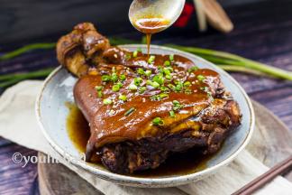 浇在肘子上即可，装盘后可撒一点葱花和白芝麻