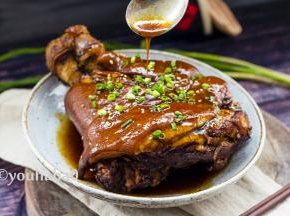 浇在肘子上即可，装盘后可撒一点葱花和白芝麻