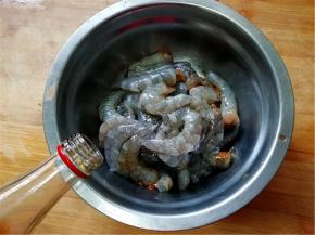 虾仁挑去泥线，倒入料酒和油；