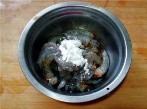 放入盐和淀粉；
