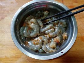 搅拌均匀，腌制二十分钟。