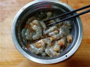 搅拌均匀，腌制二十分钟。