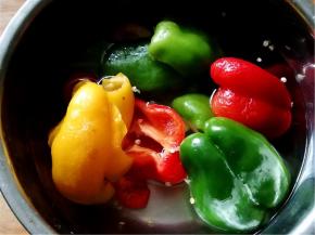 清洗干净彩椒，切籽。