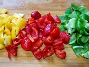 将彩椒切成块。