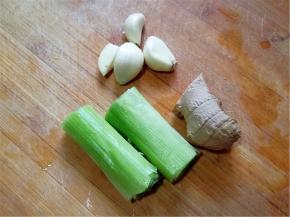 准备好葱姜蒜。