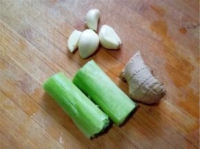 准备好葱姜蒜。