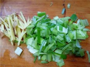 葱姜切好备用。