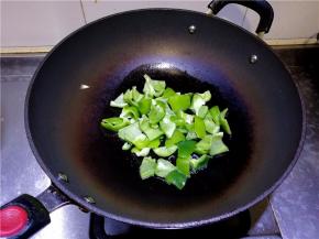 锅中放入少许油，将彩椒煸炒去生，盛出。