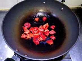锅中放入少许油，将彩椒煸炒去生，盛出。