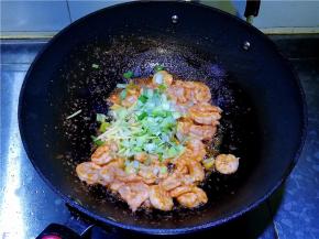 煸炒至虾仁变色，放入葱姜翻炒。