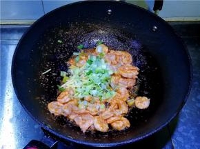 煸炒至虾仁变色，放入葱姜翻炒。