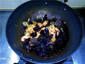 放入泡发好的黑木耳。