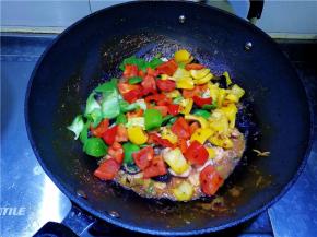 再将彩椒放入。