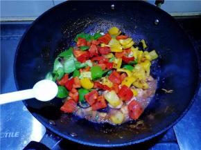 加入少许盐翻炒均匀。