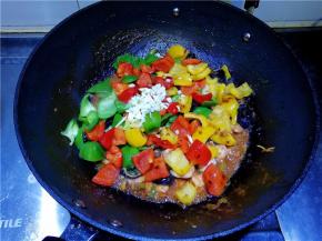 最后放入蒜碎，关火，炒匀即可。