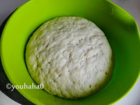 放在温暖的地方发酵，冬天放在暖气旁边发酵一个半小时左右，图中是发酵到位的面团