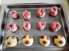 用一个牙签在猪鼻上戳2个孔，在耳朵下面戳2个孔当做眼睛