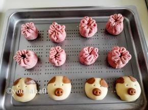 用一个牙签在猪鼻上戳2个孔，在耳朵下面戳2个孔当做眼睛