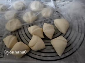 取出发酵后的面团至案板上，撒适量的手粉将面团揉至光滑无气孔的状态，切成自己喜欢的大小