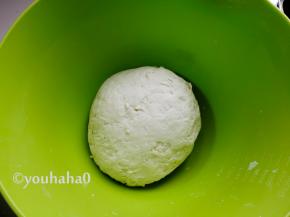 清水、酵母、面粉和成面团，面团不用揉的太光滑，后面还需要继续揉