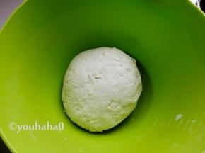 清水、酵母、面粉和成面团，面团不用揉的太光滑，后面还需要继续揉