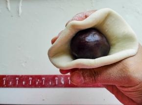 取一个面剂子擀开成圆形，包入适量的豆沙馅，捏成包子，馅料不要贪多，太多会影响面皮的二次醒发