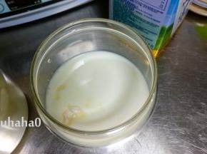 消毒后的容器中先放入1/3牛奶，放入菌粉，一个杯子放入一克酸奶菌粉，用消毒后的勺子搅匀