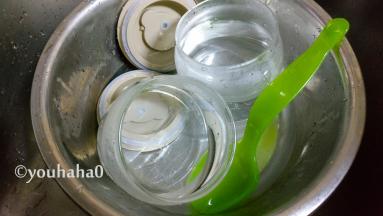 首先要制作酸奶，制作酸奶的容器和工具务必要沸水消毒，我用的是自带分杯的酸奶机，一个杯子的容量为500毫升