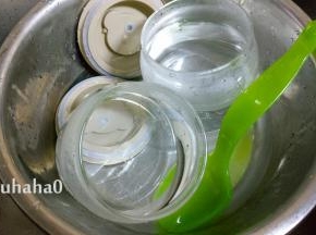 首先要制作酸奶，制作酸奶的容器和工具务必要沸水消毒，我用的是自带分杯的酸奶机，一个杯子的容量为500毫升