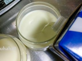 再把余下的牛奶全部倒入容器中，一升牛奶分装入2个酸奶杯中，合上杯子的盖子，一定要扣紧