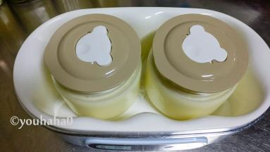 杯子放入酸奶机中