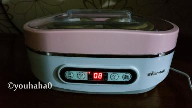 扣好酸奶机的盖子，接通电源，选用酸奶功能，时间设定8个小时，一般都是晚上制作