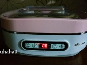 扣好酸奶机的盖子，接通电源，选用酸奶功能，时间设定8个小时，一般都是晚上制作