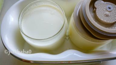 第二天早晨，看到已经凝固完成的酸奶，酸奶放入冰箱冷藏钝化3~4个小时，会更浓稠